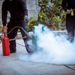 Opérateurs utilisant des extincteurs